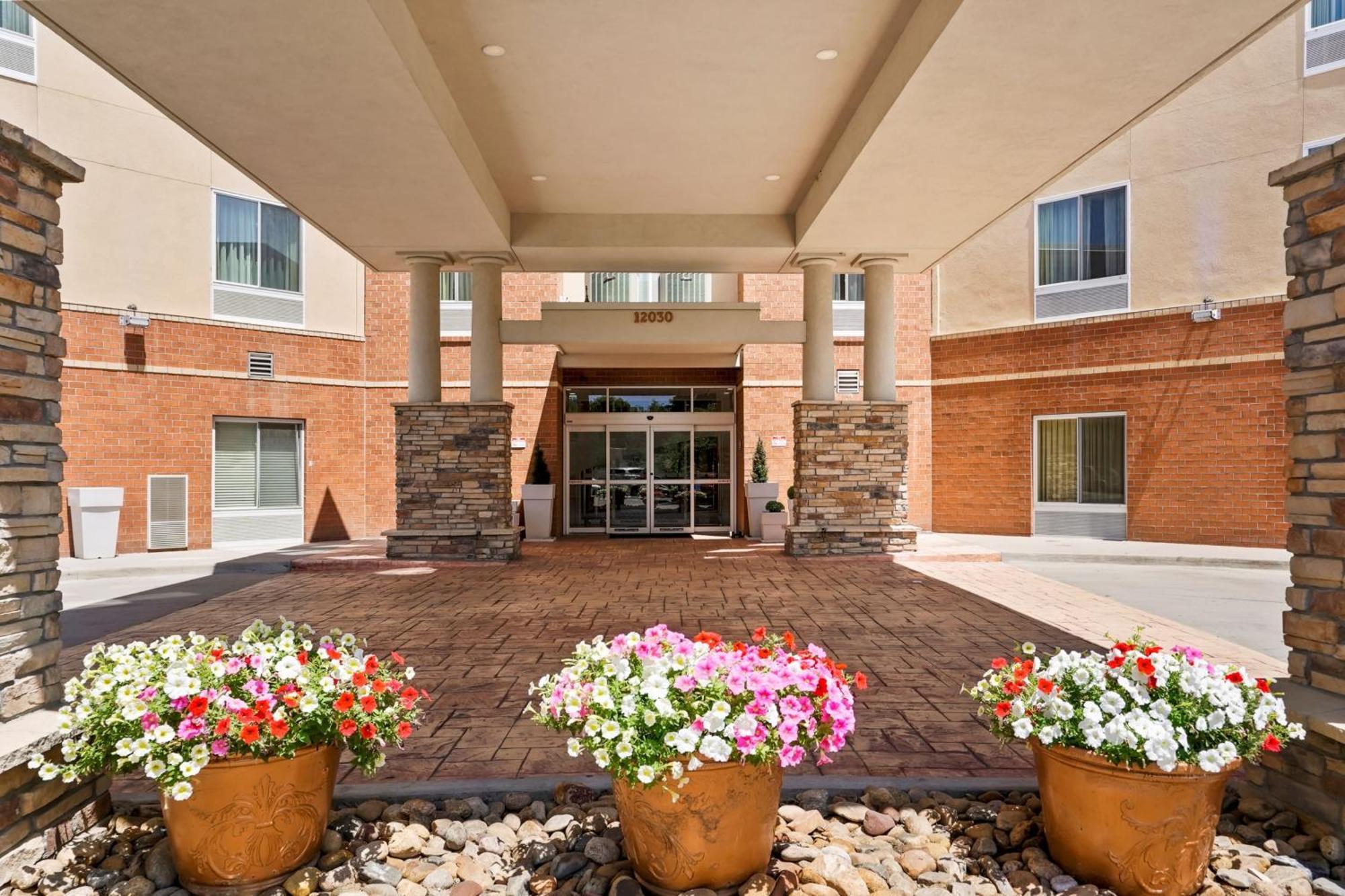 Holiday Inn Express & Suites Denver North - Thornton By Ihg Exterior foto